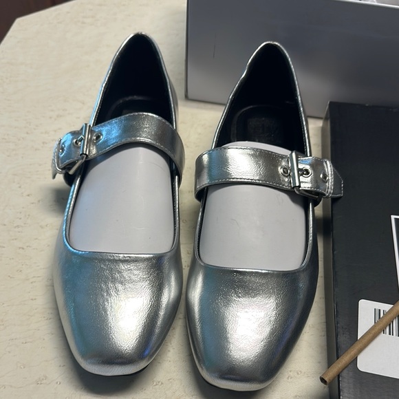 Size 10 DV by Dolce Vita Silver Flats - New Never Worn - Picture 3 of 6